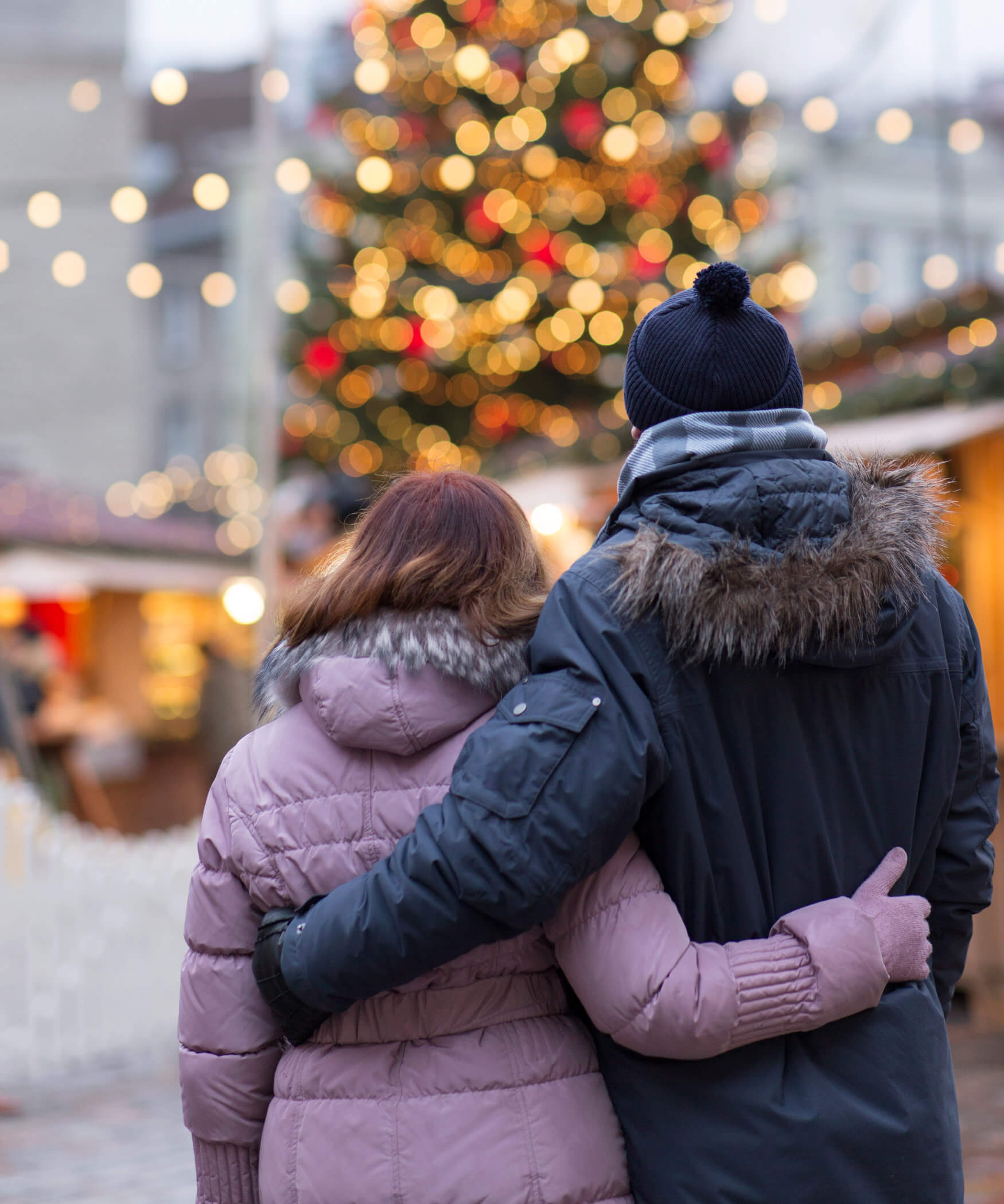 Coppia al mercatino di Natale