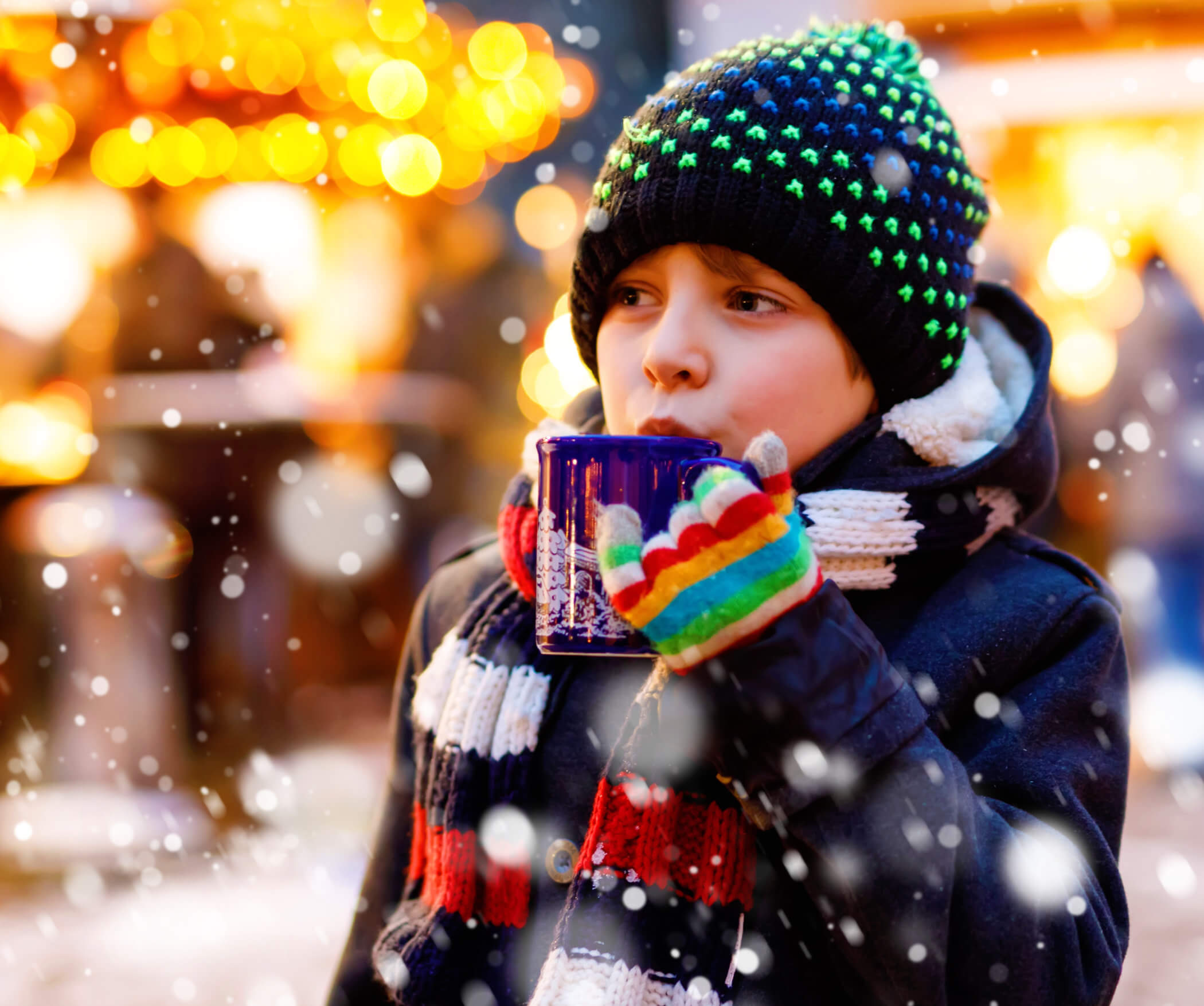 Mercatino di Natale di Belluno città - Il bambino beve il tè