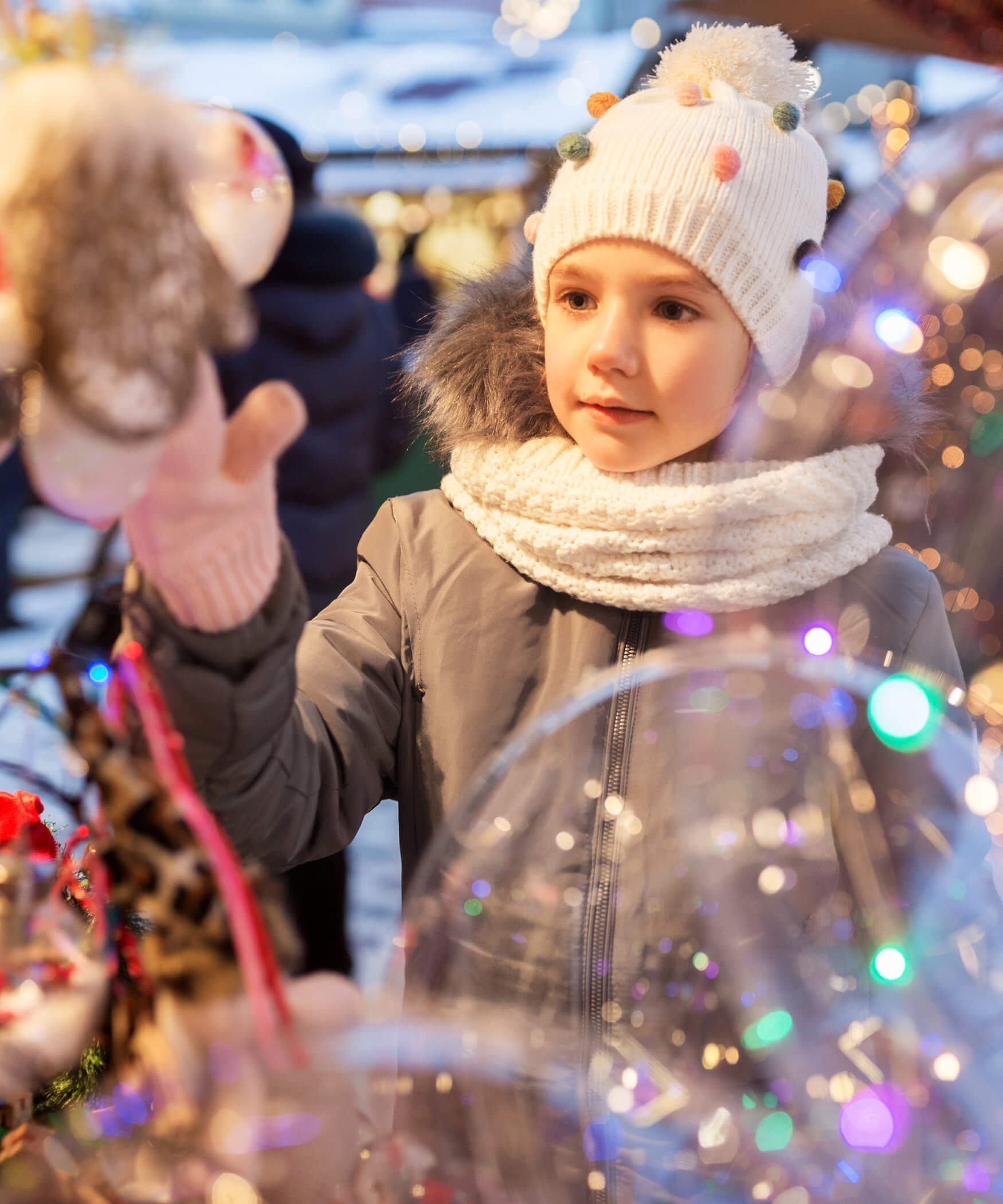 Bambino al mercatino di Natale di Bressanone