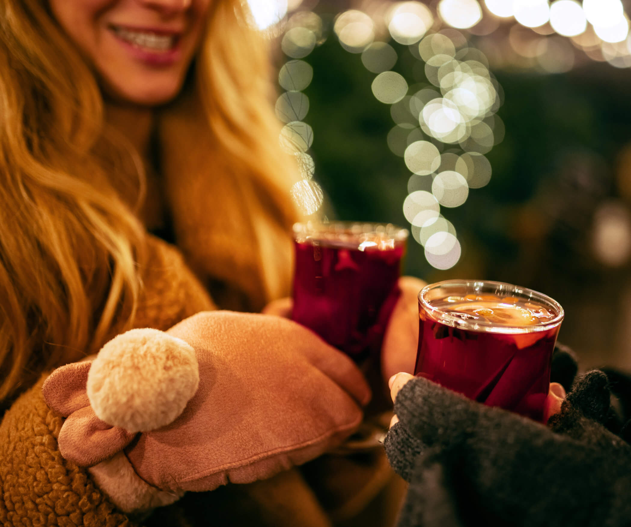 Mercatino di Natale di Canale di Tenno - Bere vin brulé