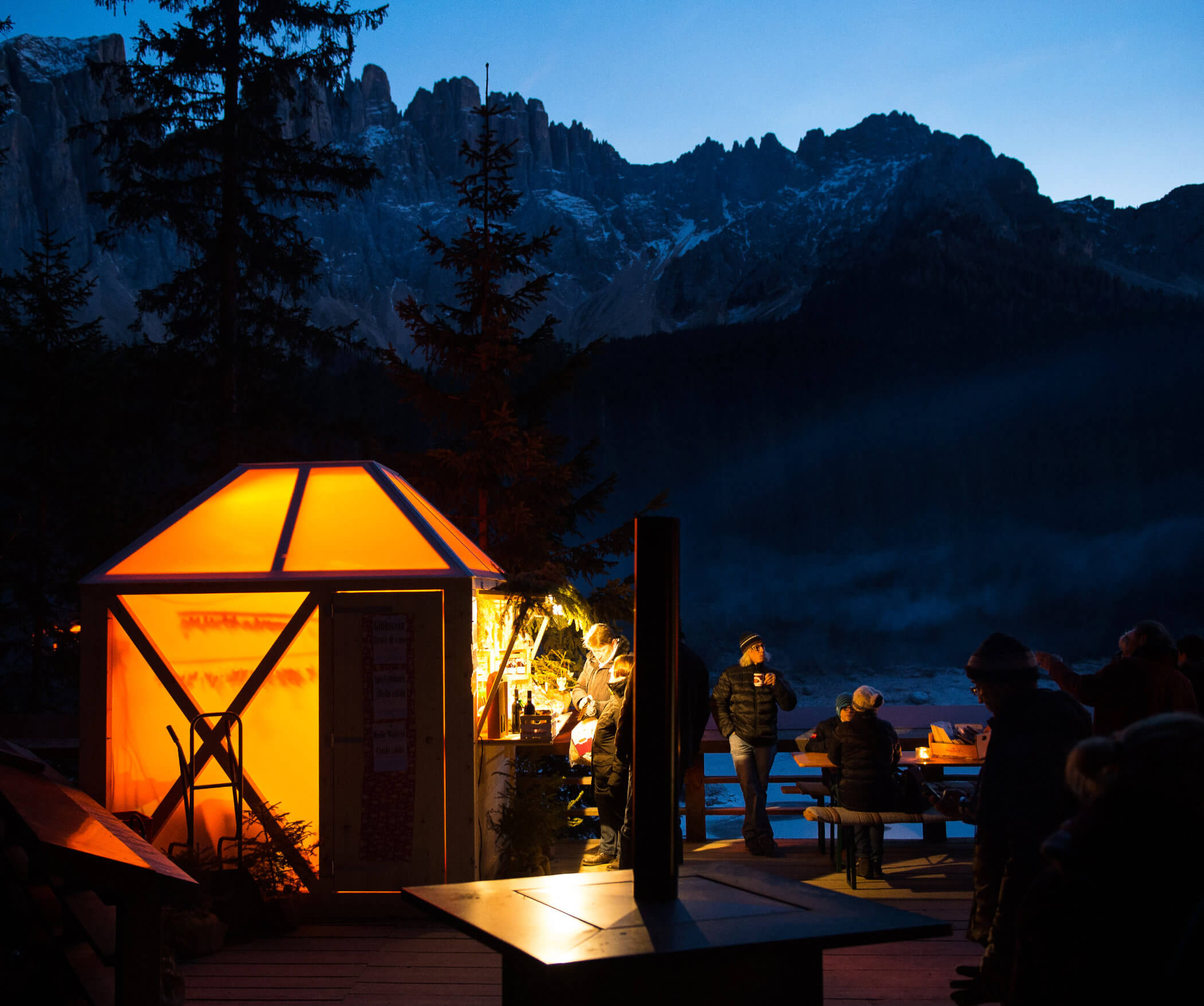 Mercatino di Natale Lago di Carezza alla sera