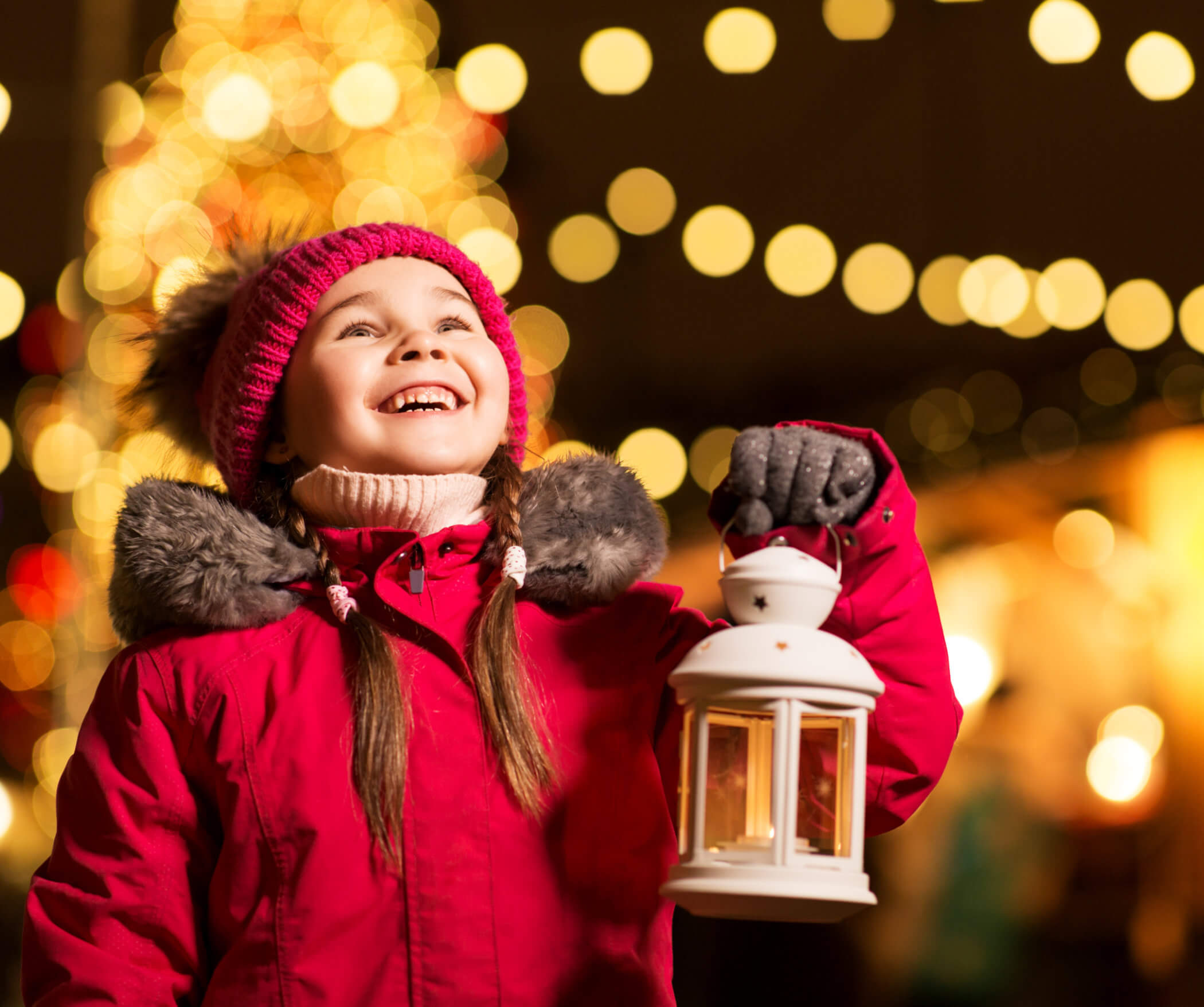 Ragazza con una lanterna natalizia - Castelrotto