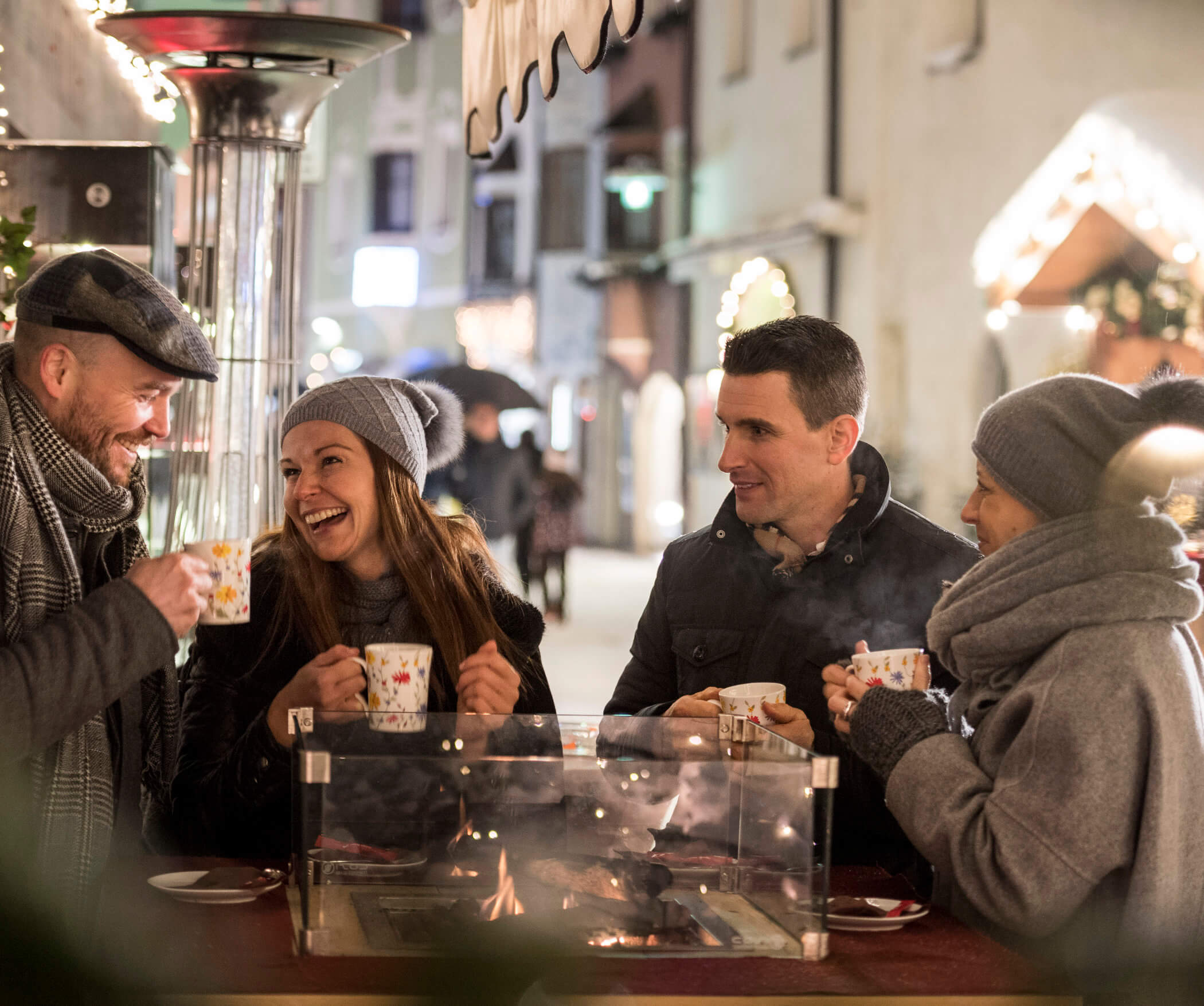 Bere vin brulé - Mercatino di Natale Vipiteno