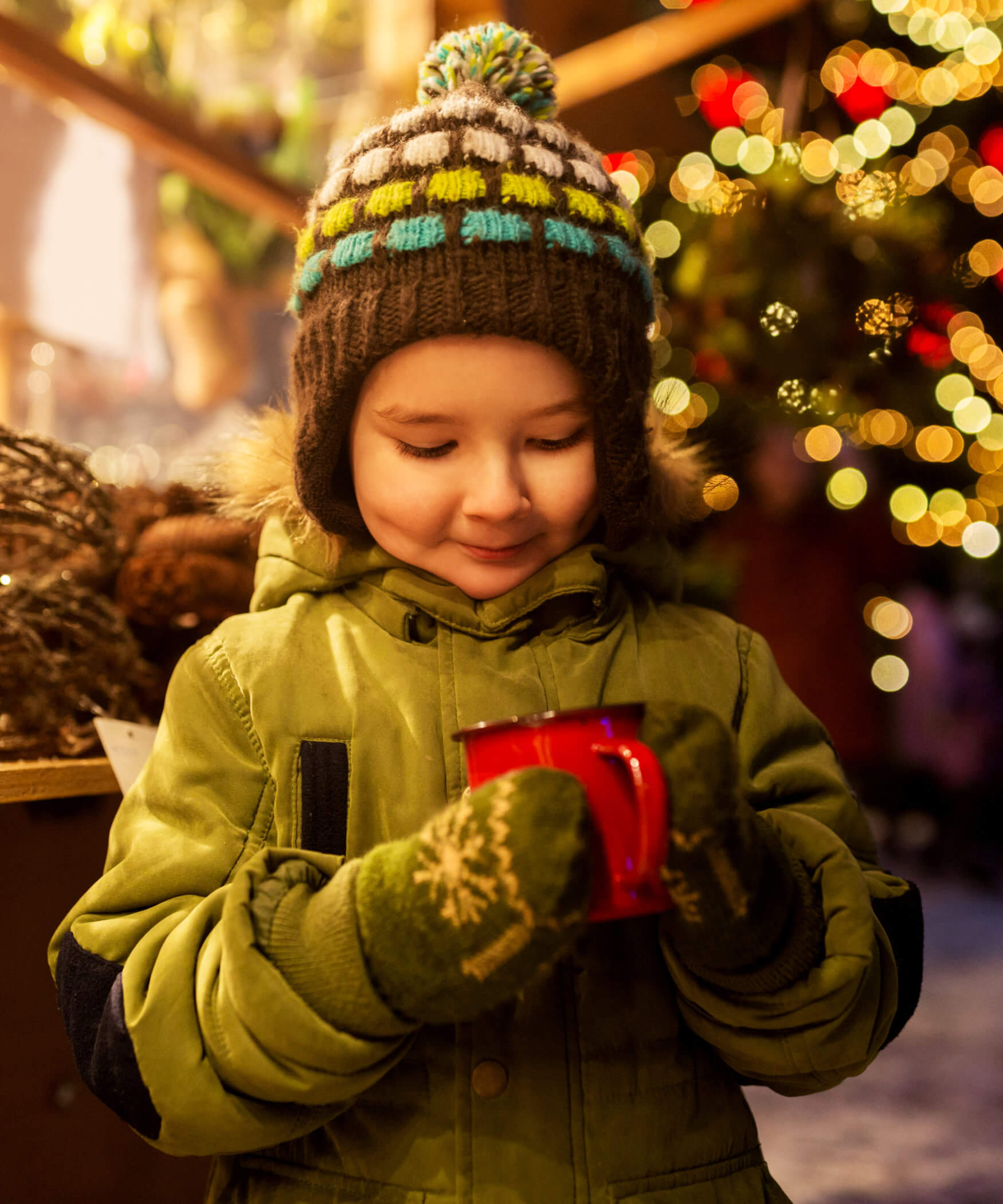 Il bambino beve il tè
