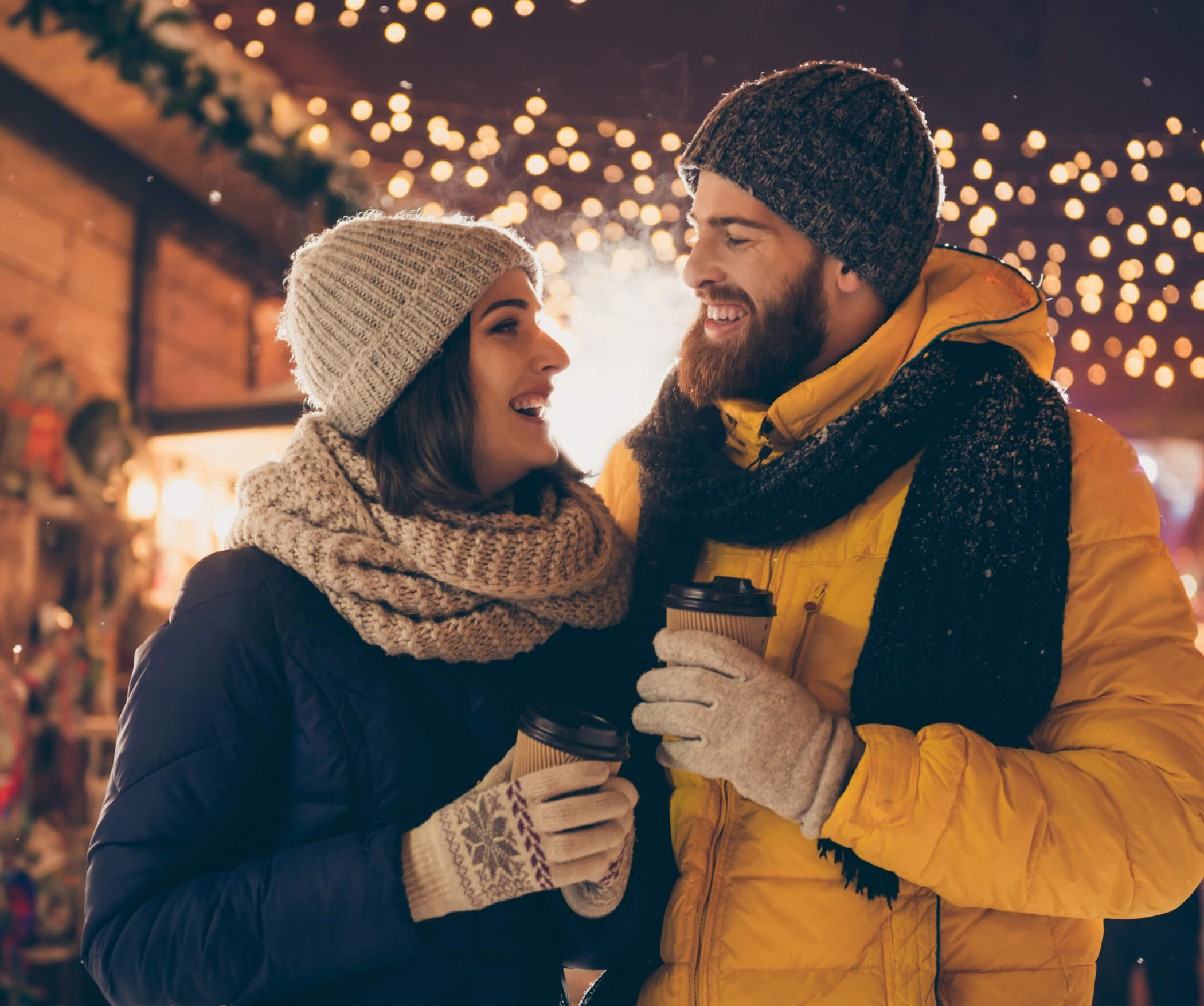 Coppia al mercatino di Natale di Dobbiaco