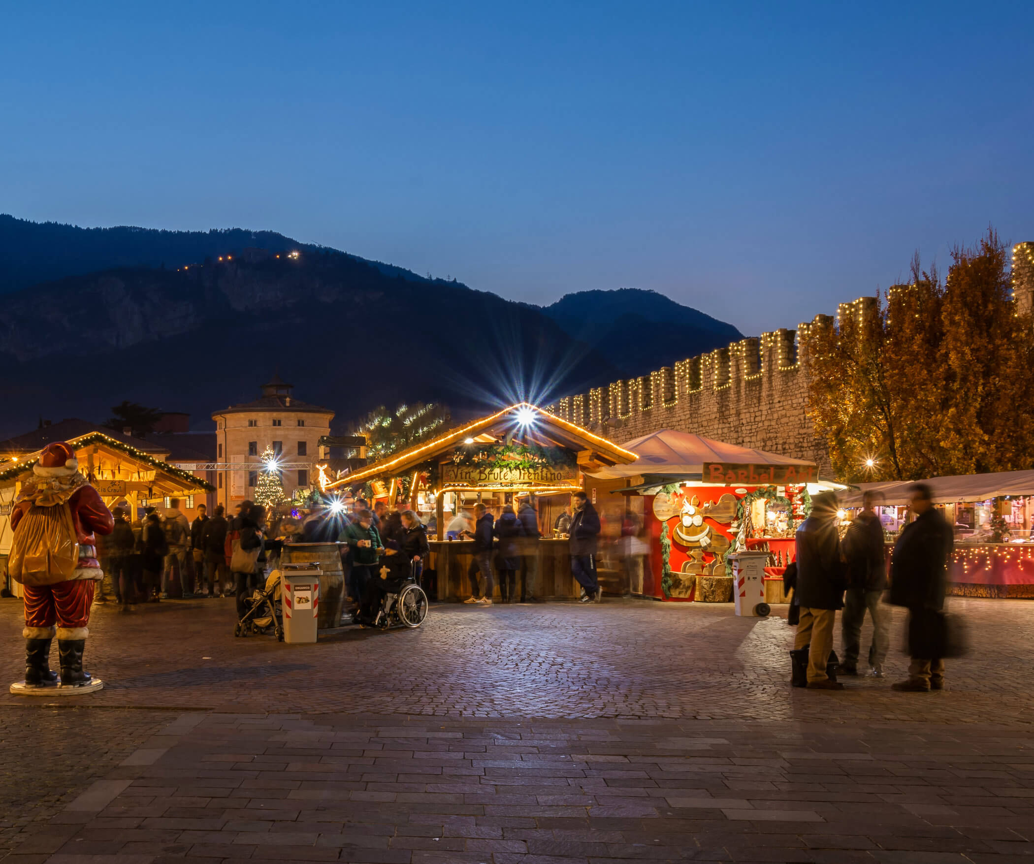 Vista sul mercatino di Natale a Trento